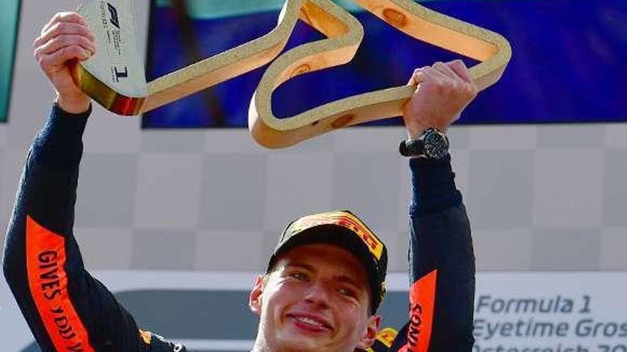 Max Verstappen, con su trofeo de ganador ayer en Austria.