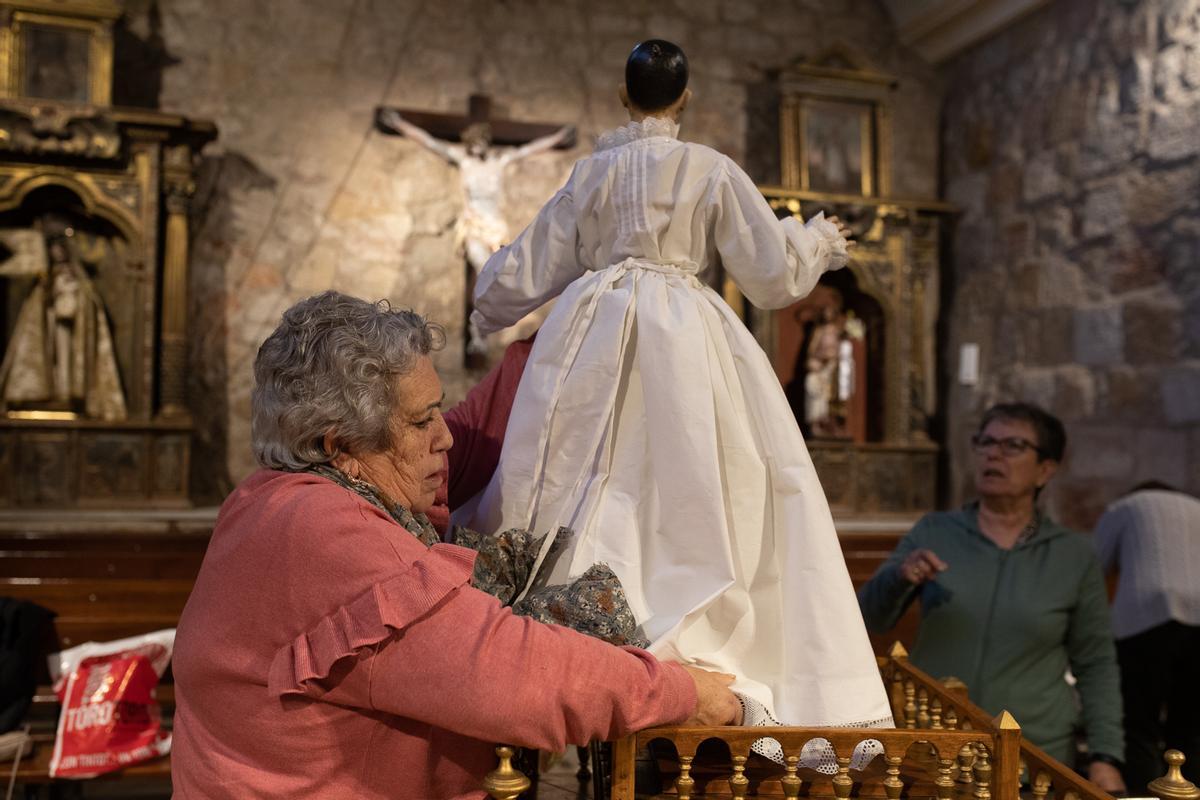 Las águedas de San Frontis visten a la santa Las águedas de San Frontis visten a la santa