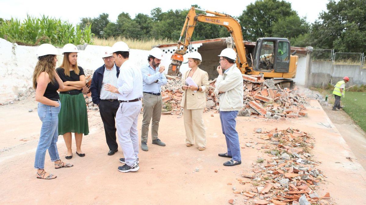 Blanco, Pérez Ares y Crespo comprobaron ayer los trabajos de demolición del antiguo patio. | // BERNABÉ/ANA AGRA