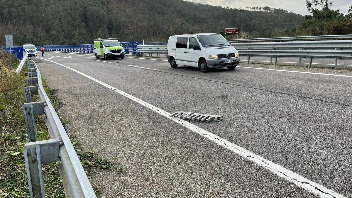 La junta de dilatación que rompió, en un carril de la Autovía.