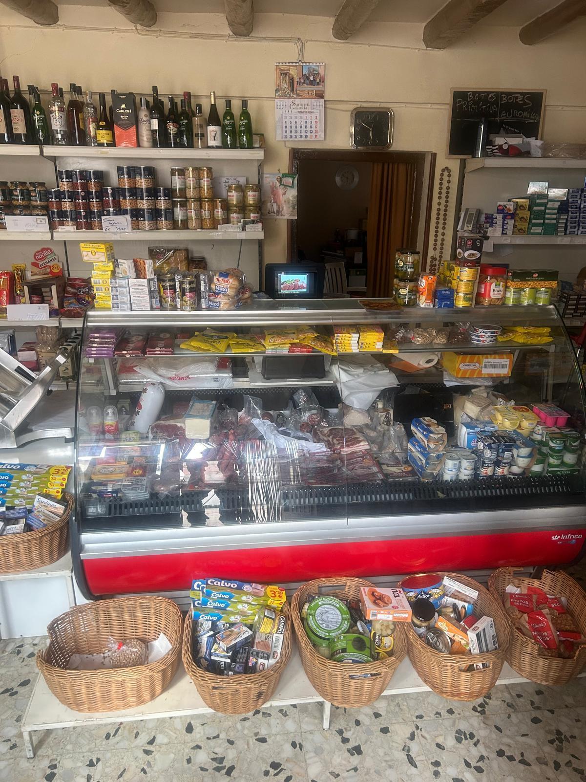 Interior de Casa Luis, pequeña tienda de Samper de Calanda que cierra próximamente