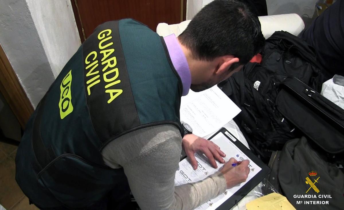 Un grup de socis de l'Espanyol ofereixen els seus carnets a guàrdies civils i policies nacionals