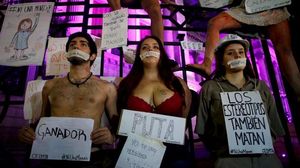 Milers de persones es van manifestar als voltants de la Plaza del Congreso argentí a Buenos Aires durant una manifestació sota el lema Ni una menys per rebutjar els feminicidis.