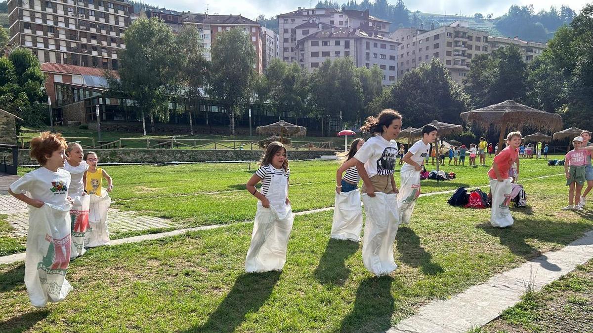 Actividad dentro de las colonias urbanas de una edición anterior en el Prao del Molín.