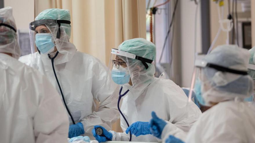 Médicos en un hospital en Bolonia, Italia.