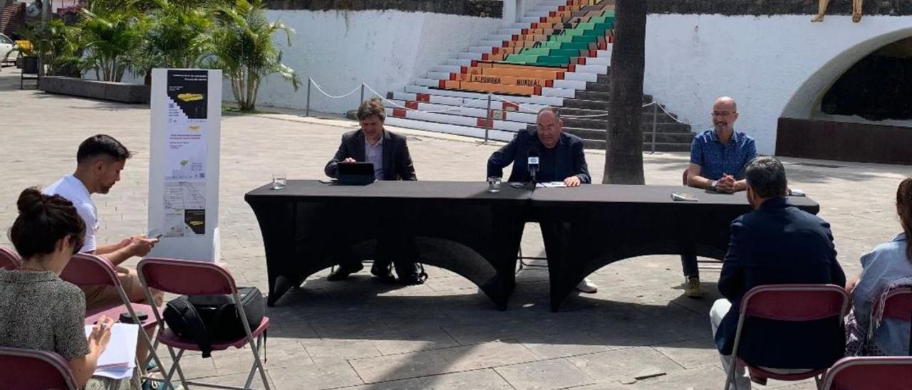 Imagen de la presentación de las actividades, ayer, junto a las escalinatas del Ayuntamiento de El Sauzal.