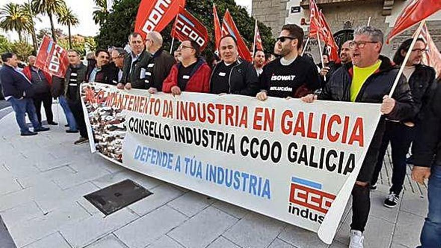 Delegados sindicales de CCOO, ayer ante la Delegación del Gobierno en A Coruña.