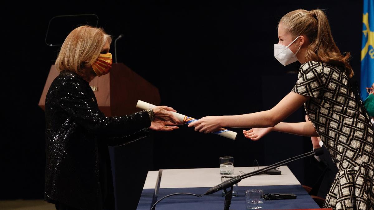 Gloria Steinem recoge el diploma.