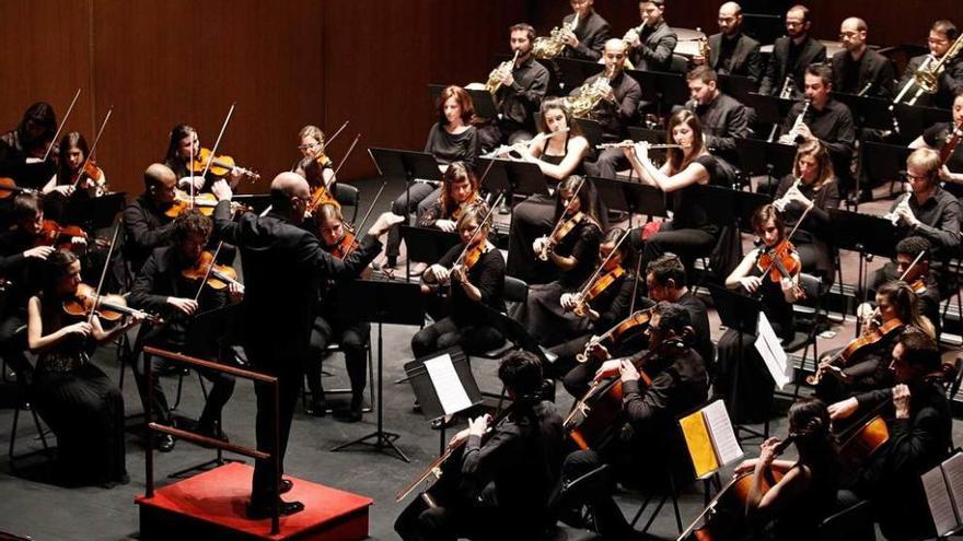 Un momento del concierto de la Orquesta Filarmónica de Asturias, ayer, en el teatro Jovellanos.