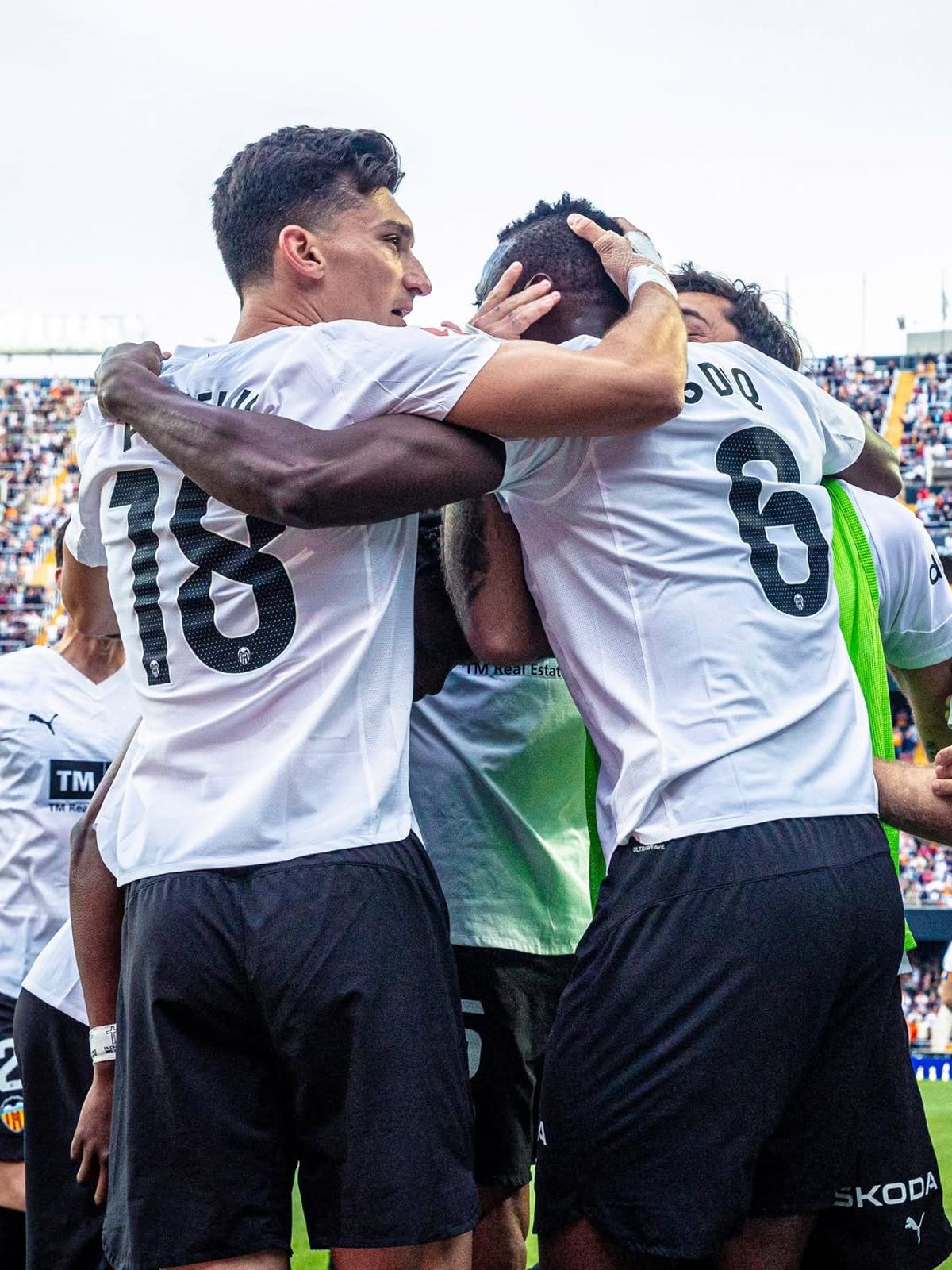 Pepelu abraza a Sadiq después del 2-0