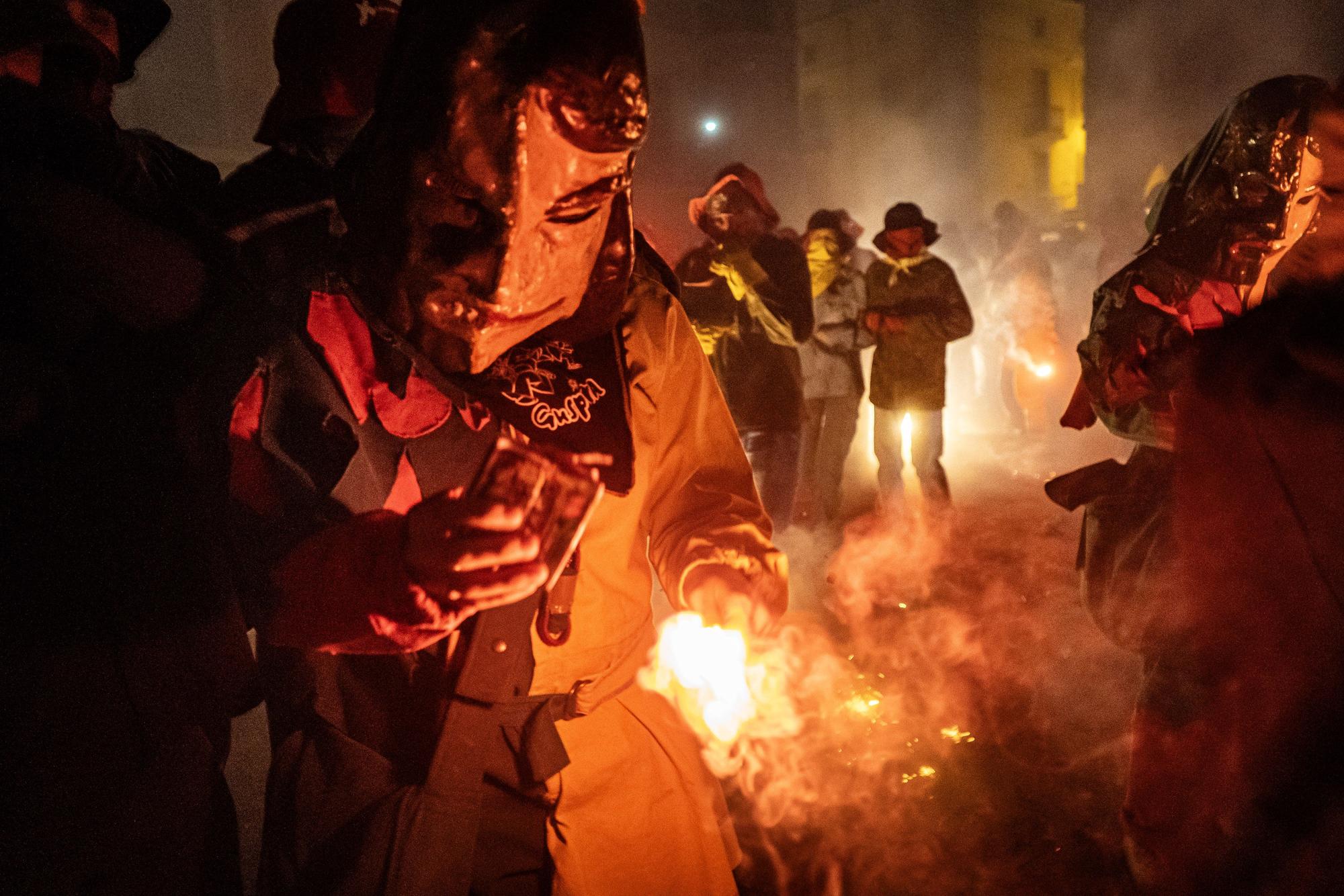 Un Correfoc multitudinari omple de pólvora i gresca el centre històric de Manresa