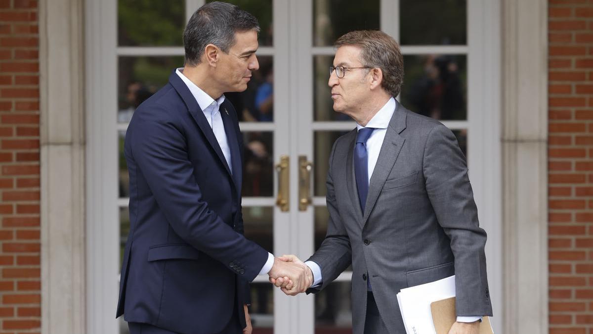 El presidente de la Gobierno, Pedro Sánchez, y el líder de la oposición, Alberto Núñez Feijoo, en la reunión que mantuvieron en Moncloa.