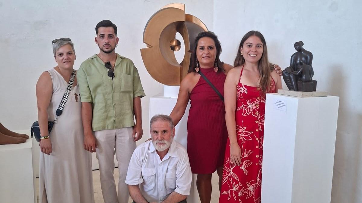 Julián Rodríguez, en el centro, durante la inauguración de la exposición con autoridades del pueblo.