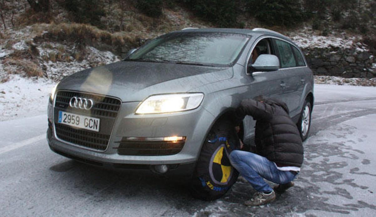 Un conductor pone sus cadenas.