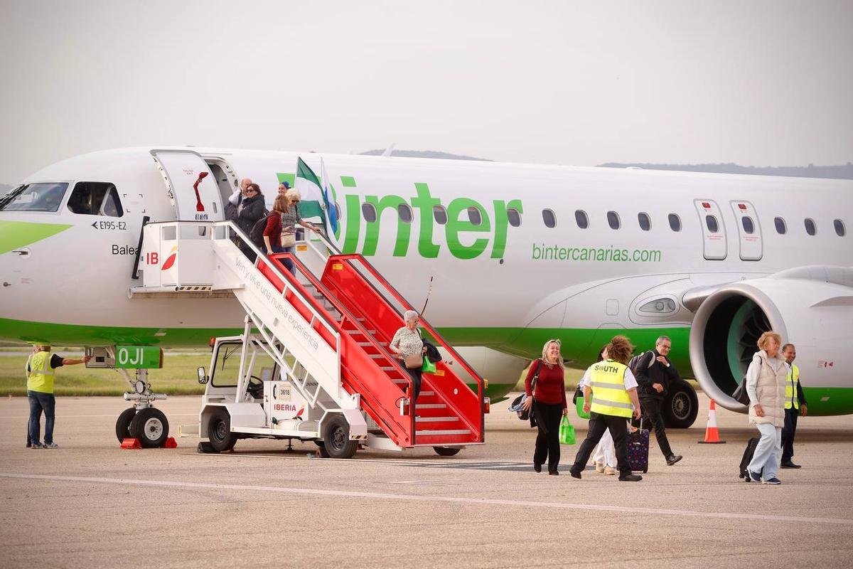 Los pasajeros procedentes de Canarias se apean del avión de Binter, en el aeropuerto de Córdoba.