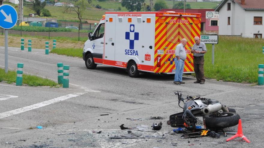 La UVI móvil, en el cruce, con la motocicleta implicada en primer término.