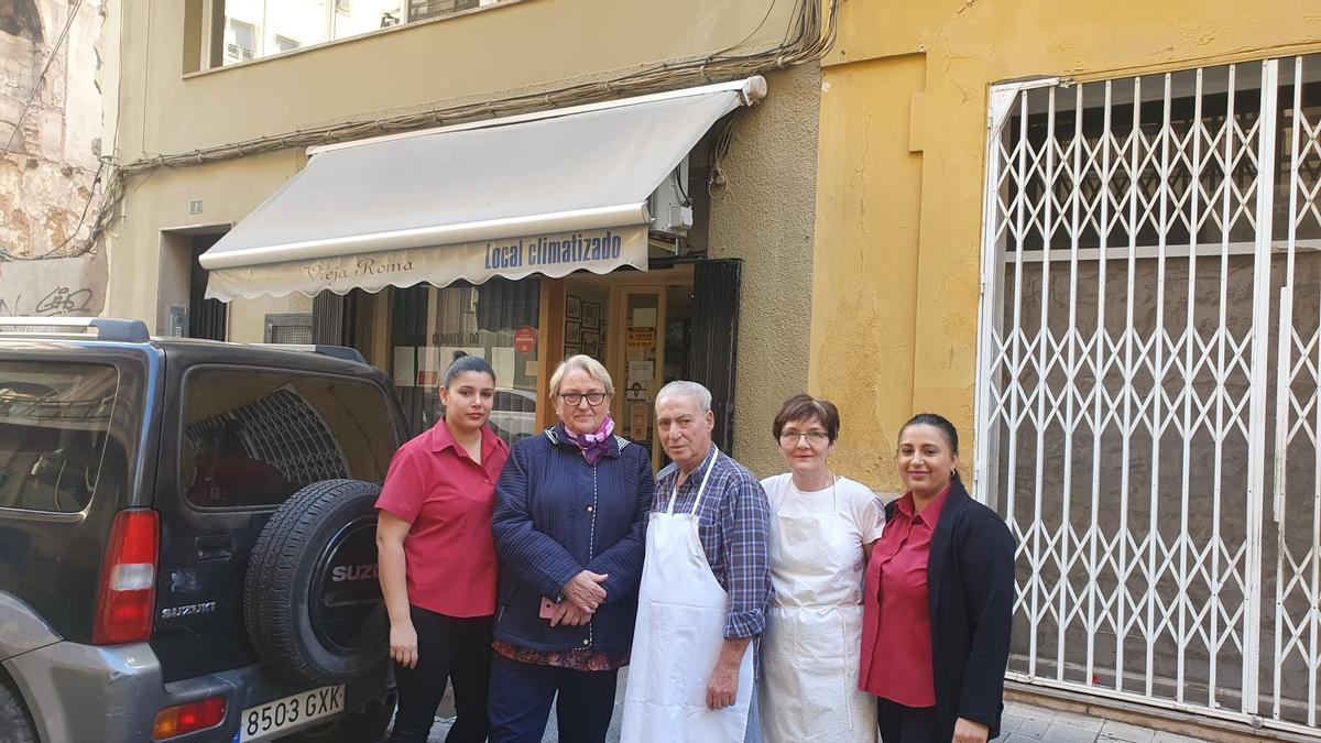 Pilar y Salvatore (en el centro), junto a los tres empleados que trabajaban en La Vieja Roma en la actualidad.