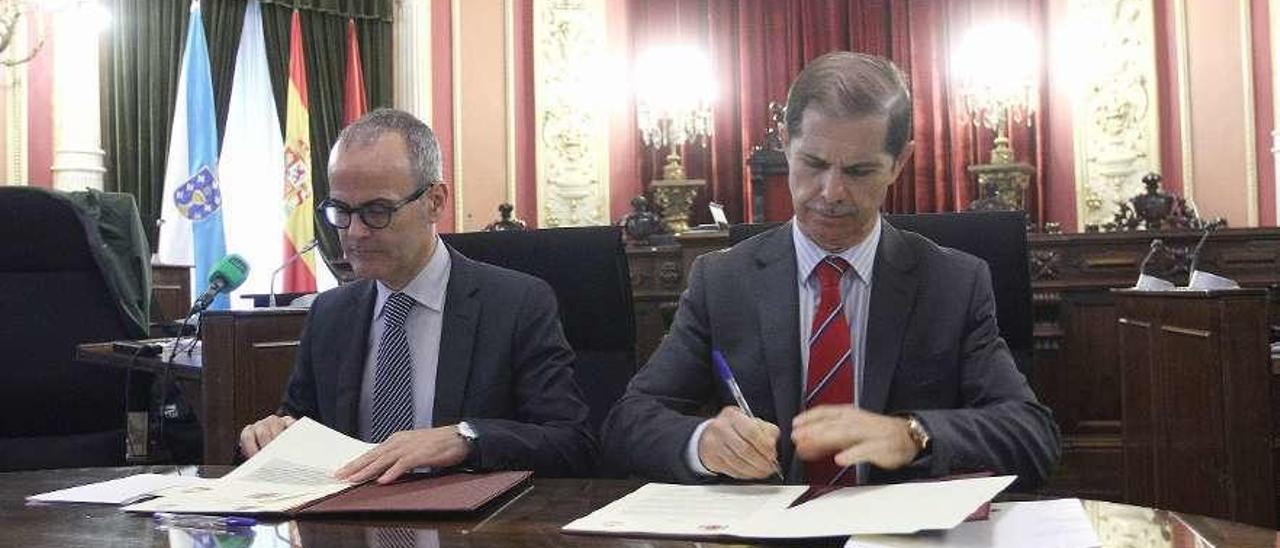 Jesús Vázquez y Francisco Marín, en la firma de un protocolo de colaboración. // Iñaki Osorio