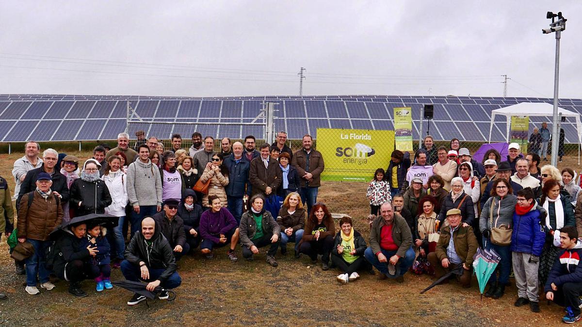 Imatge d’arxiu de socis de Som Energia a la planta fotovoltaica de la Florida, impulsada per la cooperativa gironina | SOM ENERGIA