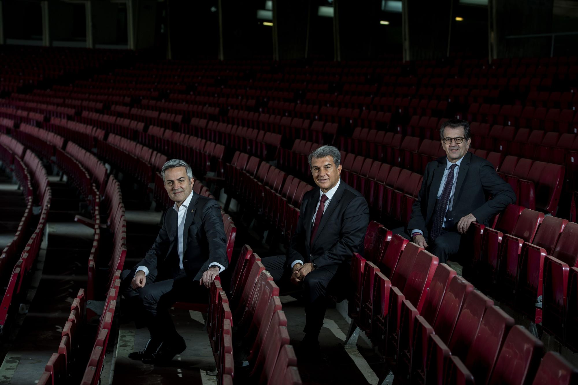 Font, Laporta y Freixa posan para EL PERIÓDICO en el gol sur del Camp Nou.