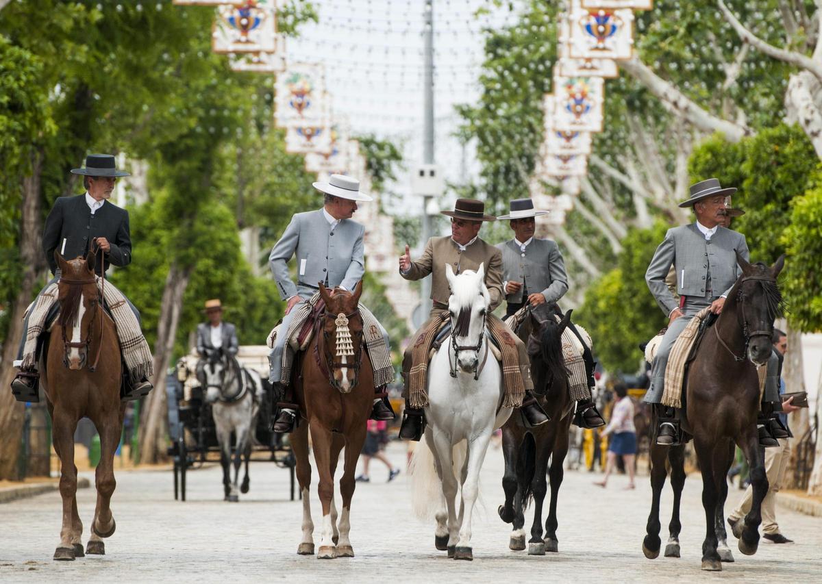 Caballistas participan en el tradicional paseo a caballo por el Real de la Feria de Abril de Sevilla