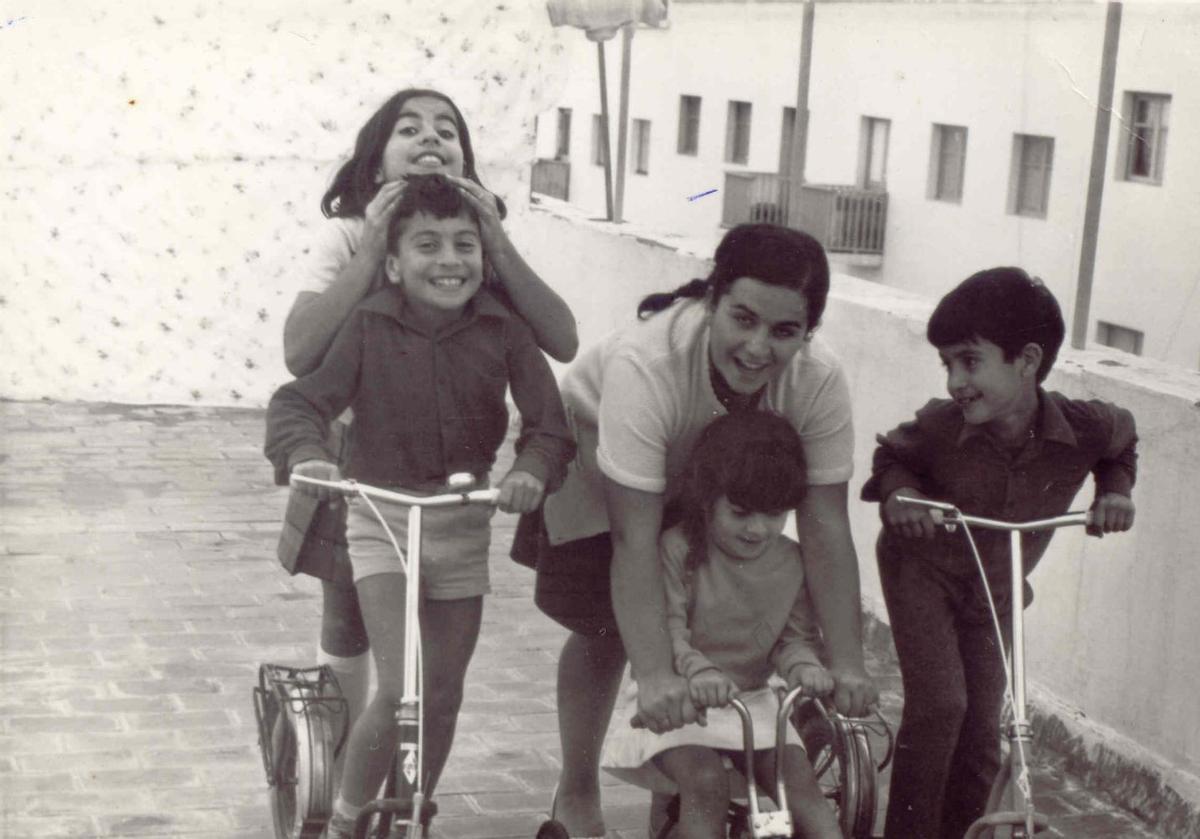 De izquierda a derecha, Marina, Armando, Yoli, Clary y Mario, en la azotea de un bloque de la calle San Juan de Ávila