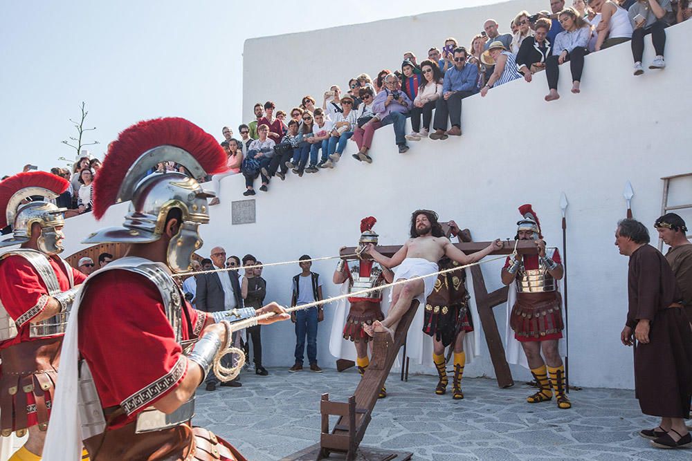 Centenares de personas asisten en el Puig de Missa a la recreación de la muerte de Jesucristo.