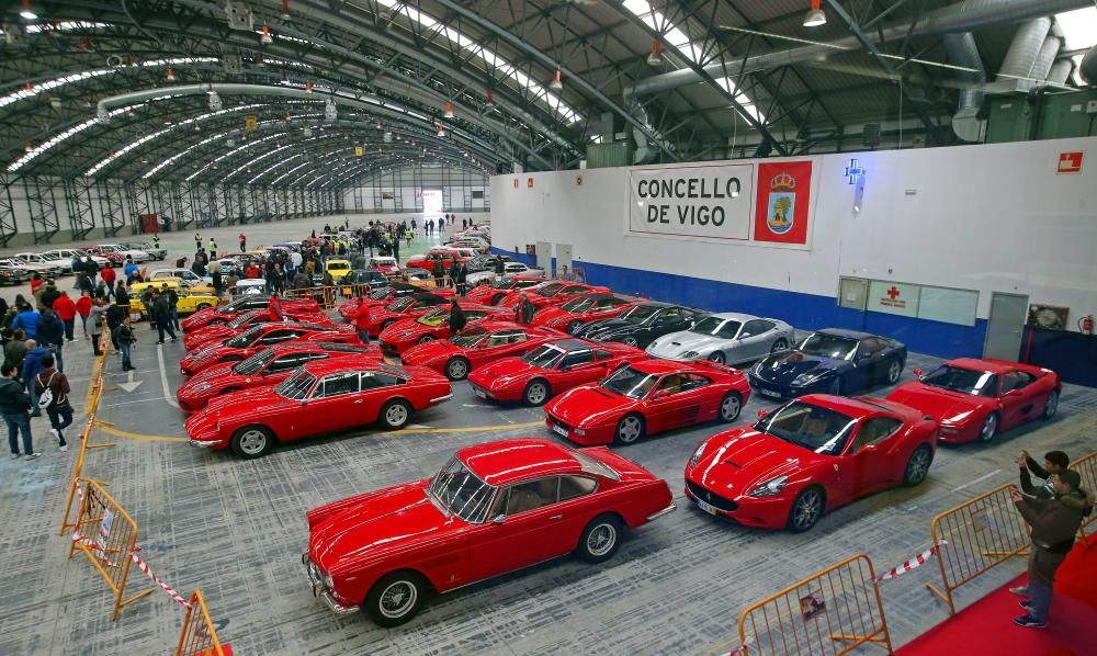 Más de veinte coches de la escudería de lujo se citan en el recinto ferial vigués durante el Salón de vehículos clásicos y de época