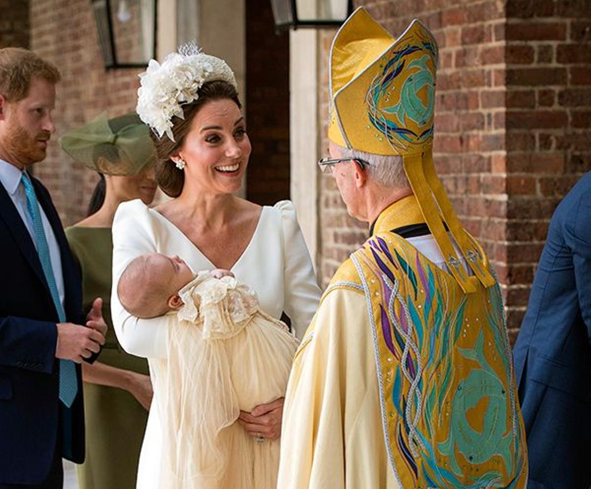 Kate Middleton muy sonriente durante el bautizo de su tercer hijo