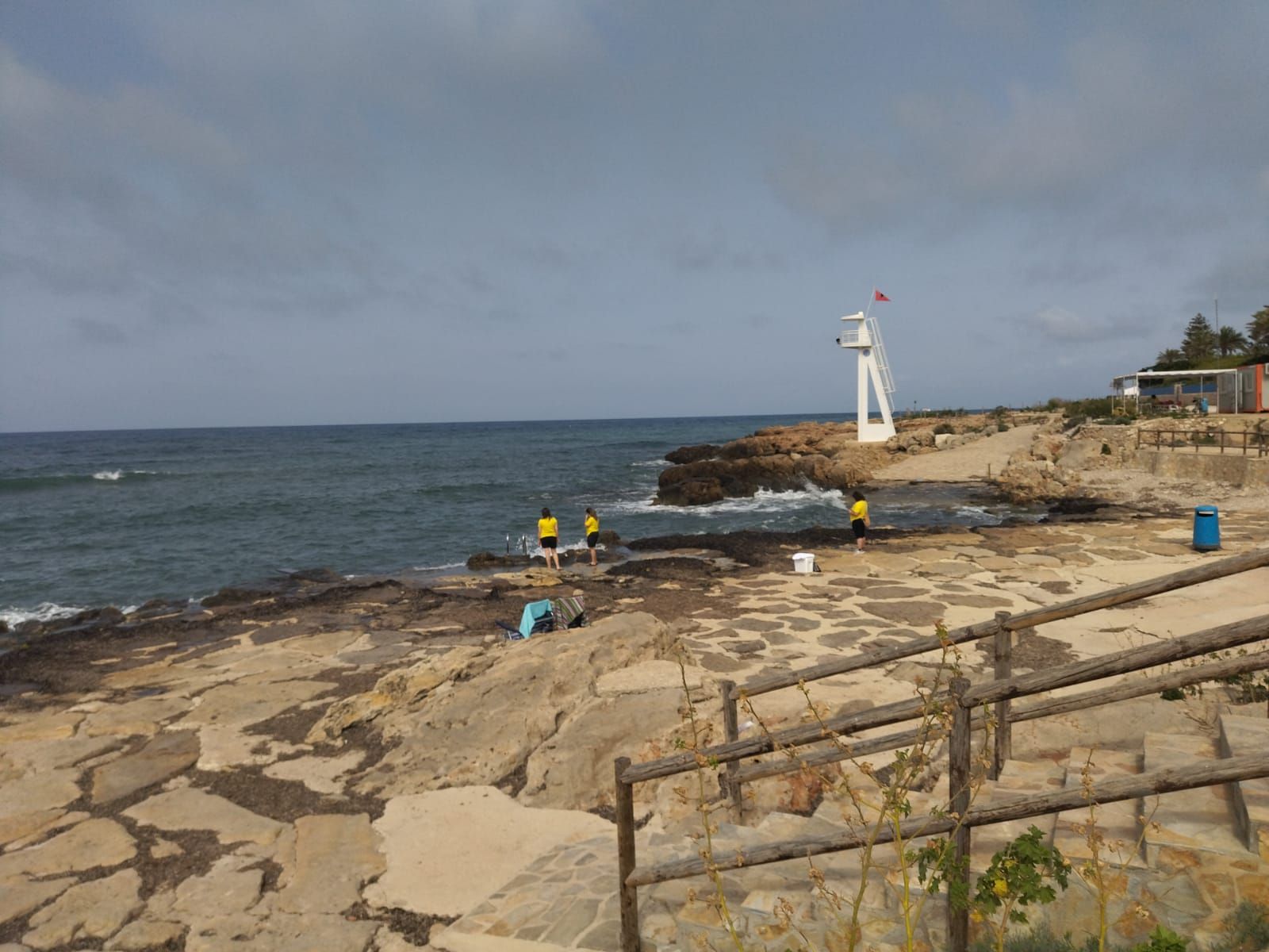 Les Rotes de Dénia, primera playa del verano cerrada por vertidos (imágenes)