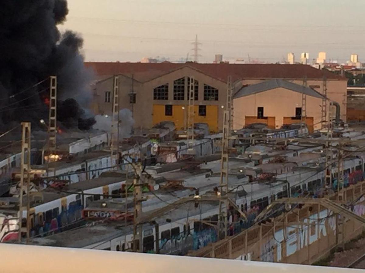 Incendio en un antiguo taller de FGV de Torrent