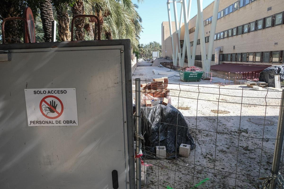 Las obras del bloque quirúrgico del Hospital General de Elche parecen suspendidas en el tiempo a la espera de una solución por Sanidad