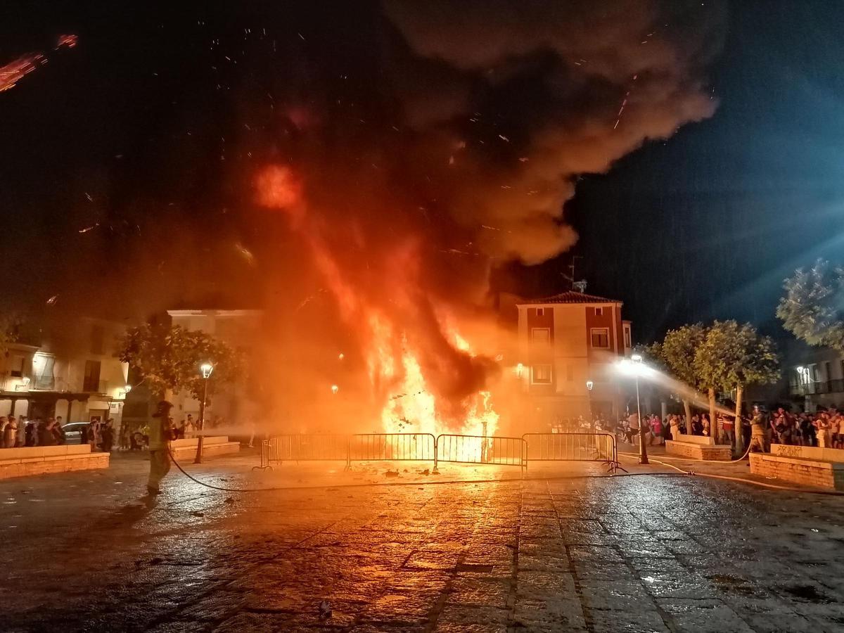 GALERÍA | Toro revive la noche de San Juan con música y fuego