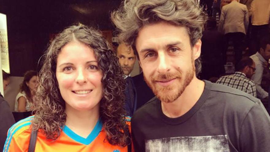 Aimar, con una aficionada a la entrada del palco.