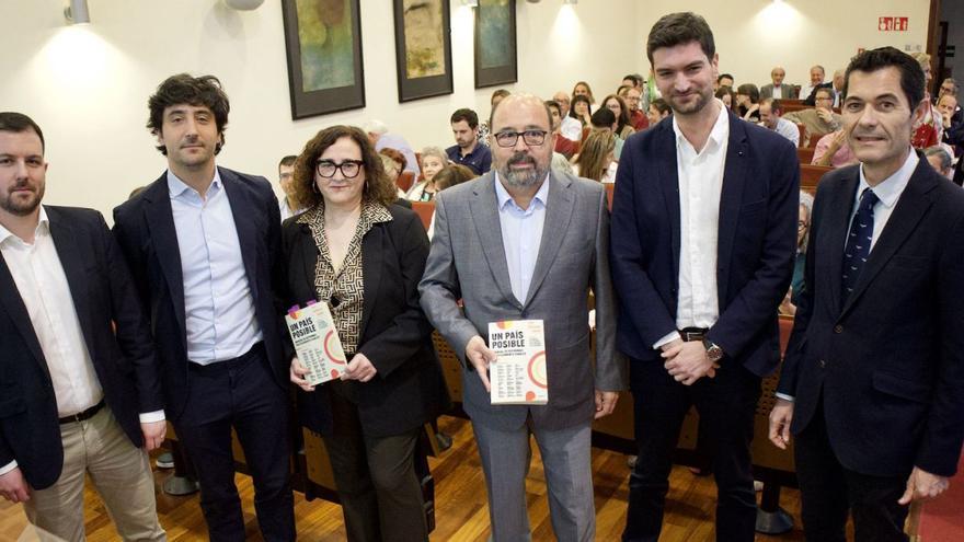 El presidente del Círculo de Economía (tercero por la derecha), con los participantes en la presentación del libro ‘Un país posible’  | JUAN CARLOS CAVAL