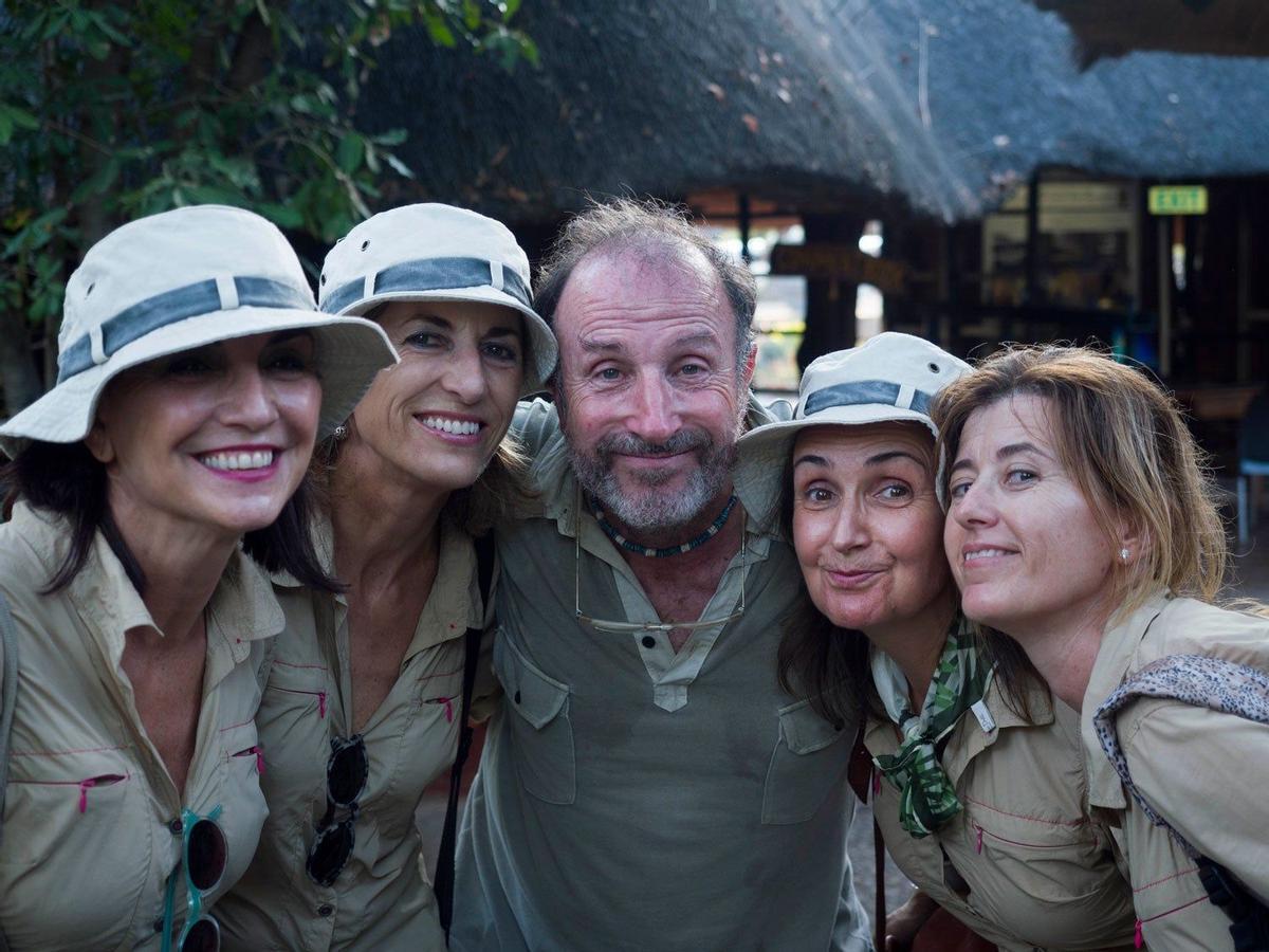 Tino Soriano posa junto a integrantes de la Expedición VIAJAR