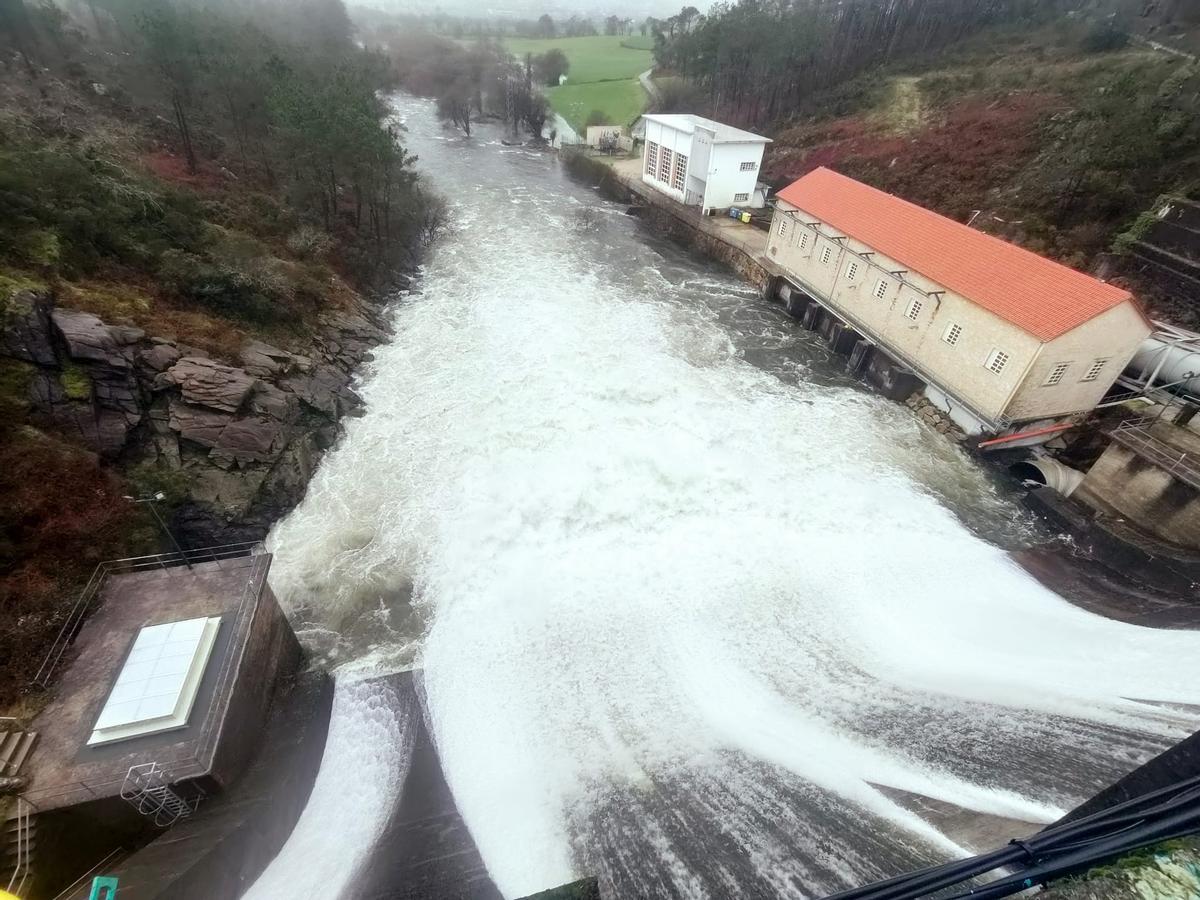 Compuerta de A Fervenza, a tope este domingo.