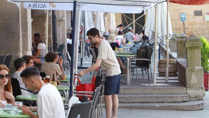 Un profesional de la hostelería, atendiendo a varios clientes en la plaza Mayor de Ourense. |   // I. OSORIO