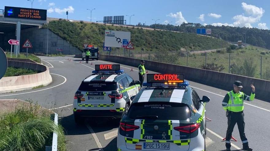 Tráfico denuncia cada día a 120 conductores por infringir el estado de alarma en Galicia