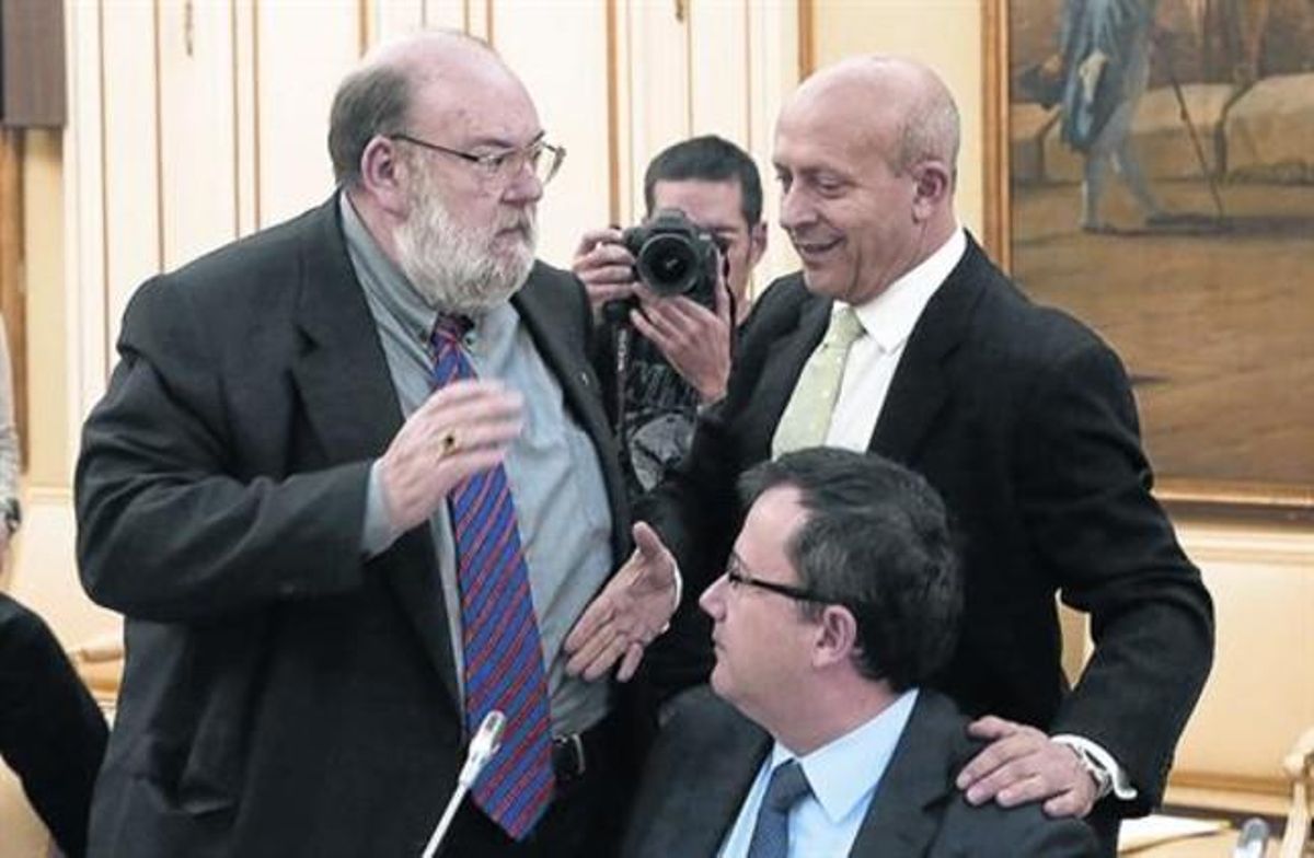 El ministre Wert saluda el secretari del Consell Interuniversitari de Catalunya, Claudi Alsina. El ministre Wert saluda el secretari del Consell Interuniversitari de Catalunya, Claudi Alsina.