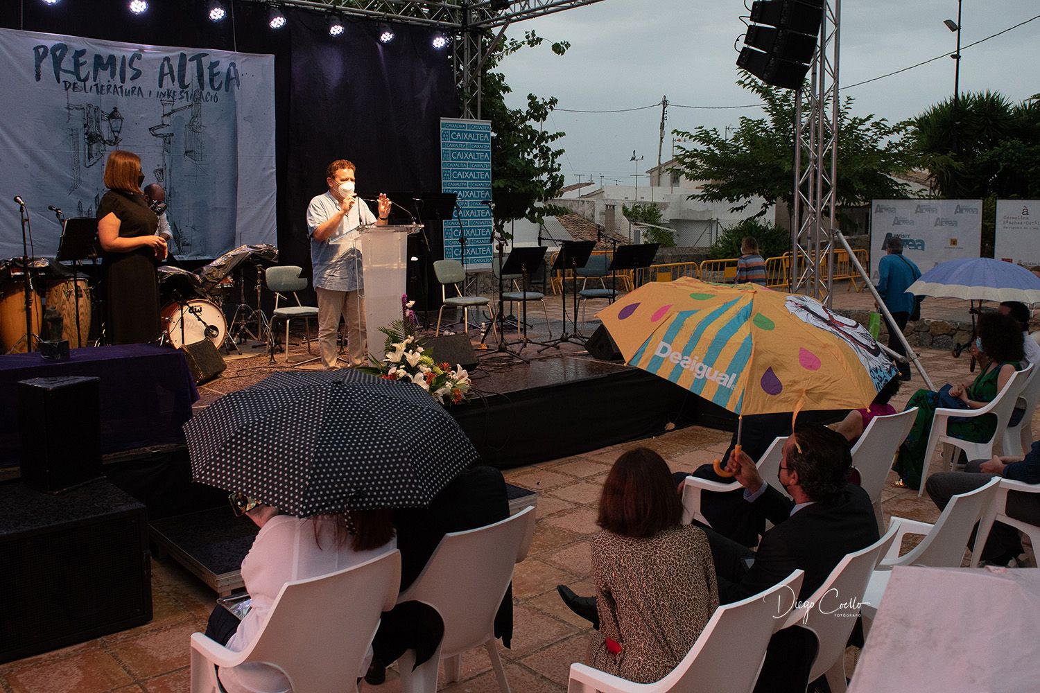 Altea entrega sus premios de Literatura i Investigació 2021 en un acto acompañado por la lluvia