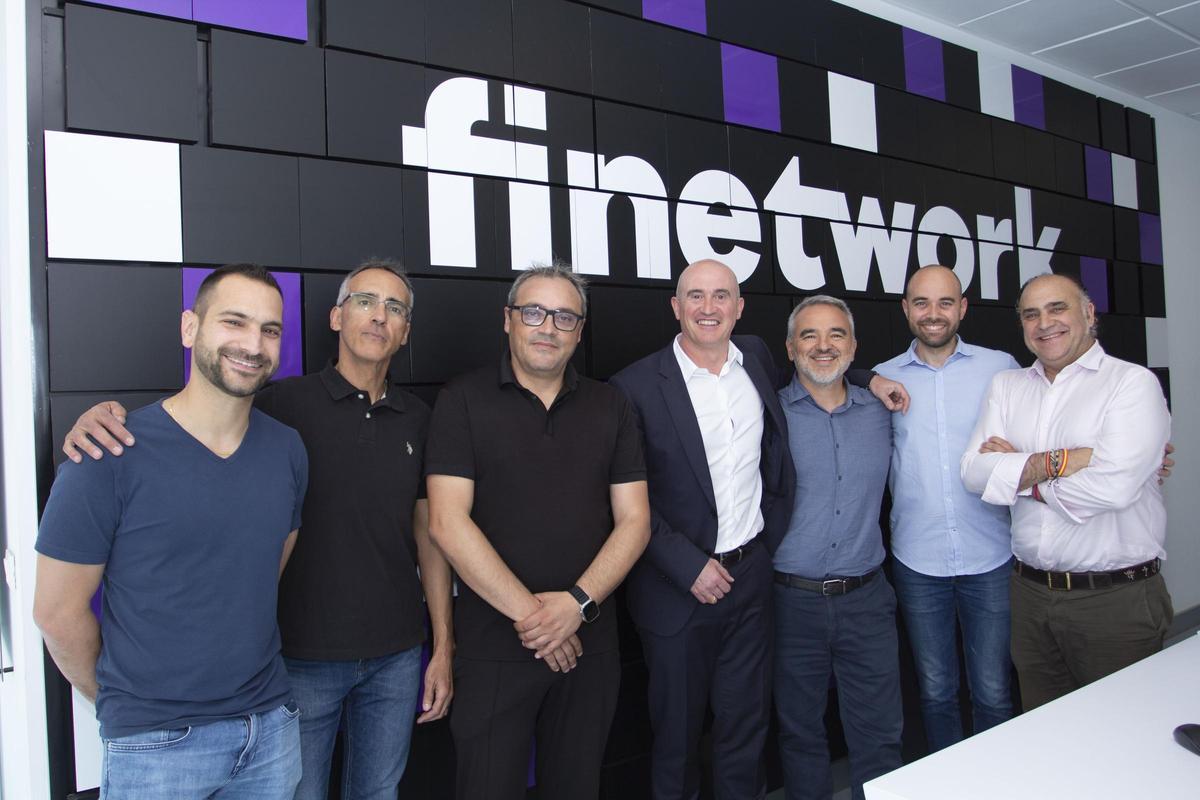 El fundador de Finetwork, Pascual Pérez, junto con el consejero delegado Óscar Vilda y otros miembros del Comité de Dirección de la compañía.
