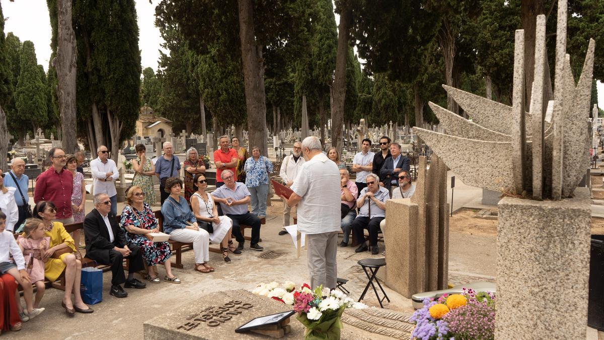 Momento del acto religioso en el camposanto zamorano.