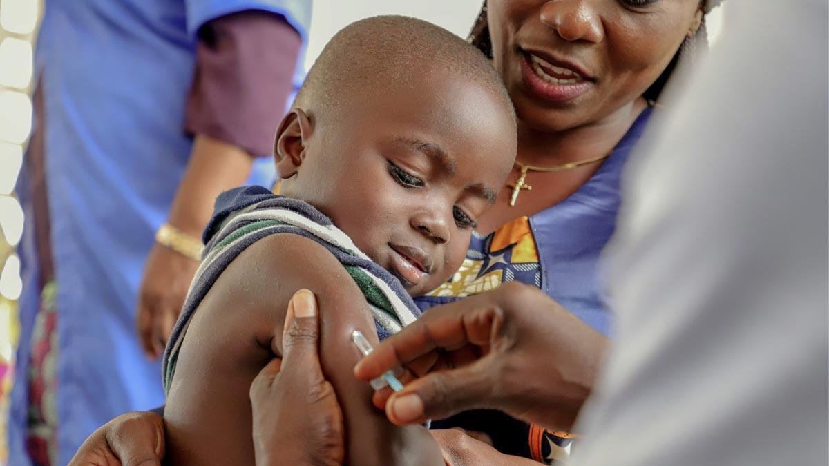 Un niño recibe una vacuna contra el sarampión en Impfondo (República del Congo)