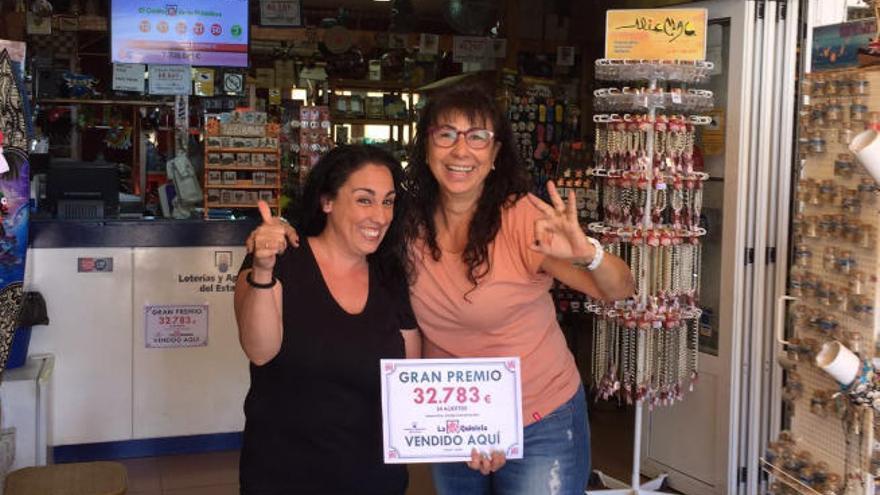 Sonia Rodríguez (i) junto a Nieves Alacid muestran el cartel del premio.