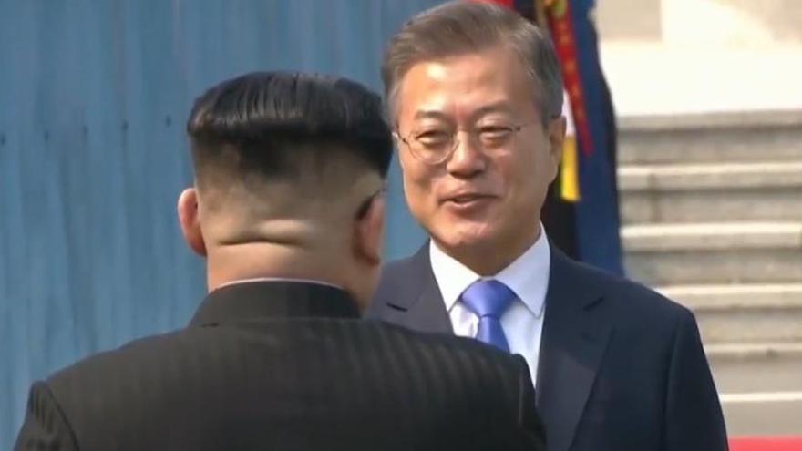 Kim Jong Un, de espaldas, y el presidente surcoreano, Moon.