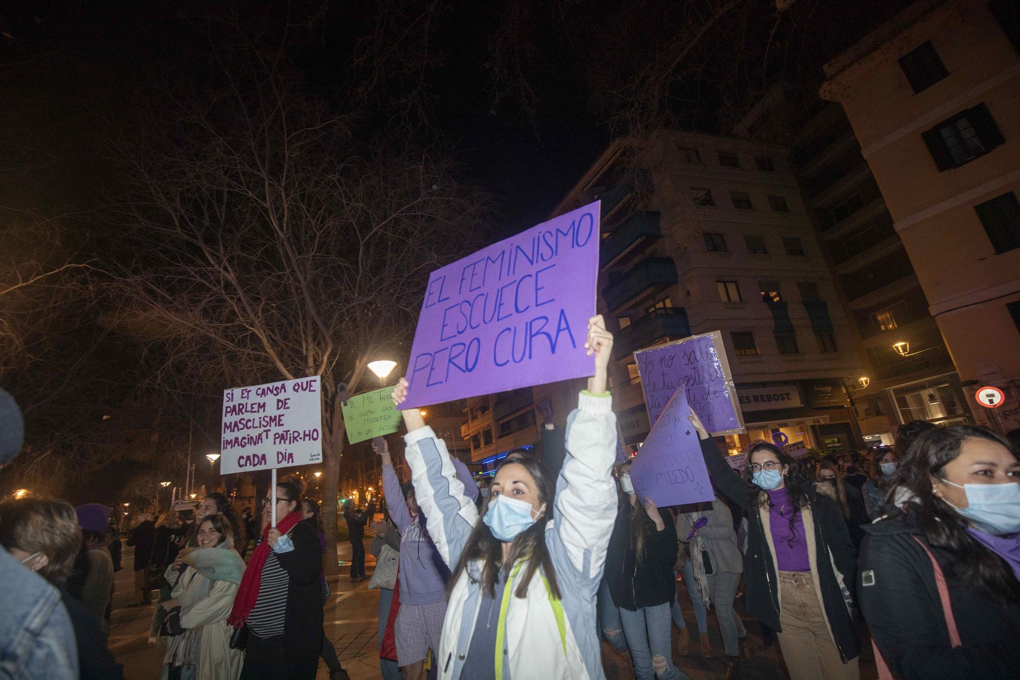 Todas las imágenes de la multitudinaria manifestación feminista del 8-M en Palma