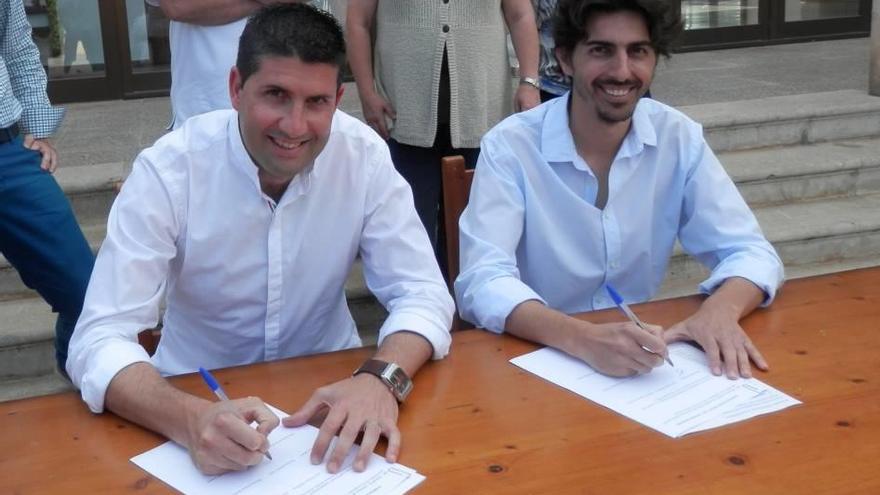 El exlíder de El Pi local, Tolo Salvà (izda), firmando el pacto de 2015.