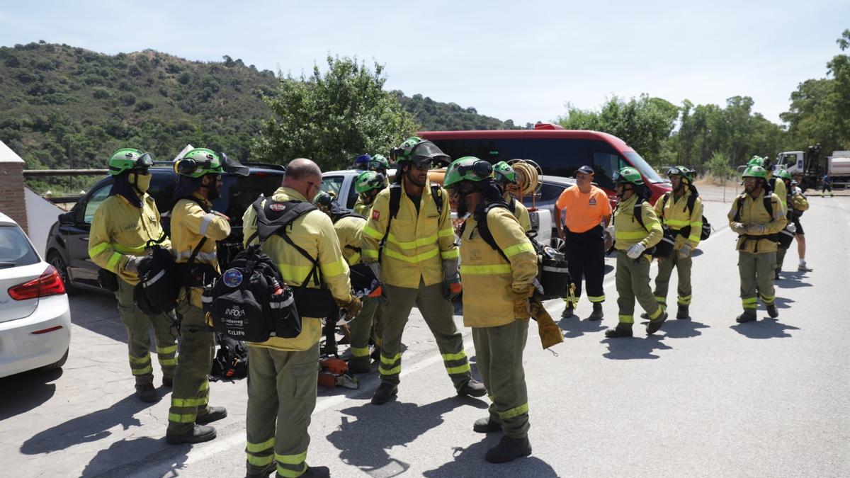 Retén de bomberos en el incendio de Sierra Bermeja.