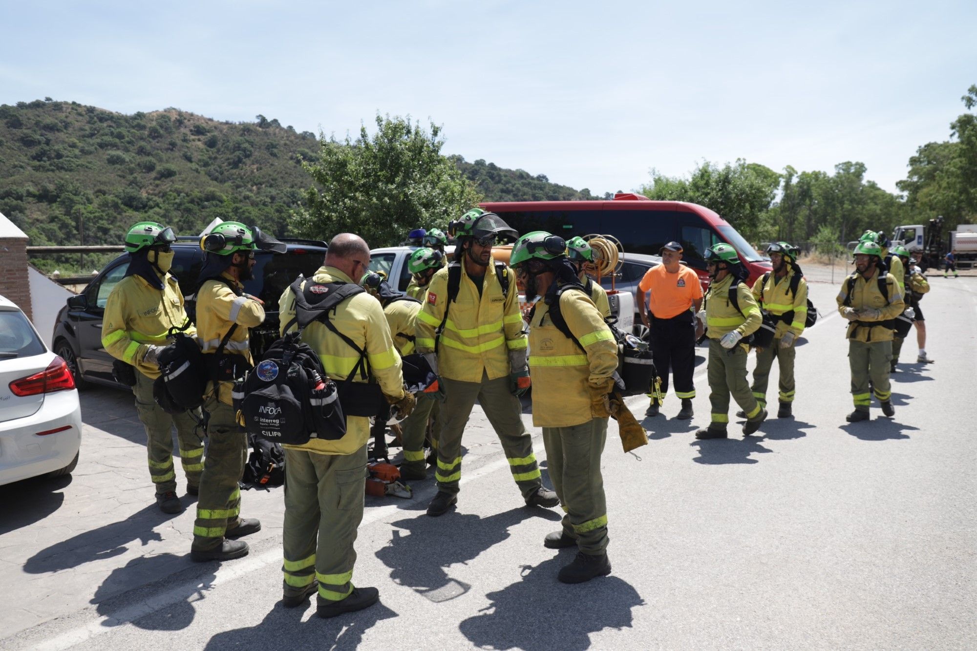 Un millar de efectivos trabajan para controlar el fuego de Sierra Bermeja